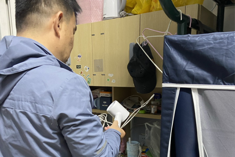 深冬送暖筑平安，情系学子护成长...