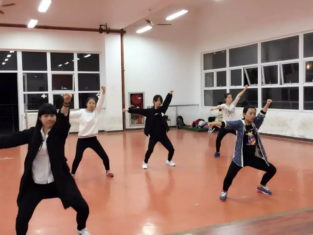 刻苦训练积实力,力争校赛取佳绩----记海洋与食品学院健美操啦啦操训练