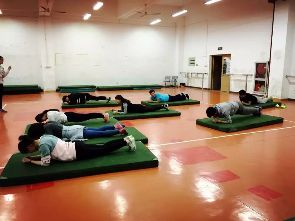 刻苦训练积实力,力争校赛取佳绩----记海洋与食品学院健美操啦啦操训练