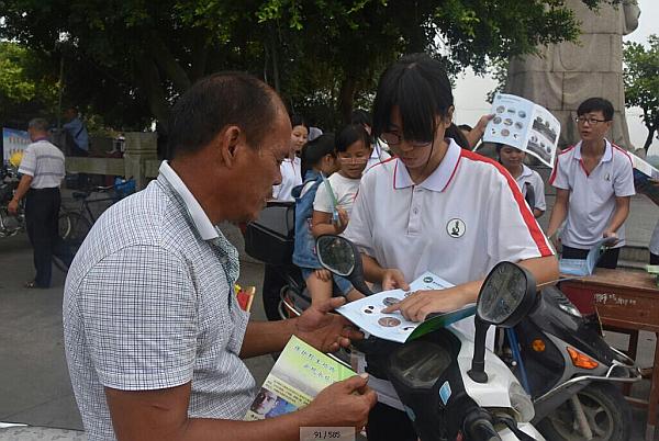海洋与食品学院参与开展 “美丽七夕 幸福守‘鲎’”公众宣传活动