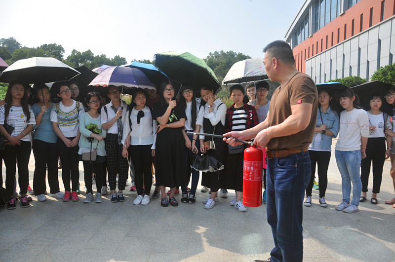 让绿色拥抱大地,让火灾远离校园----海洋与食品学院开展学生消防演练