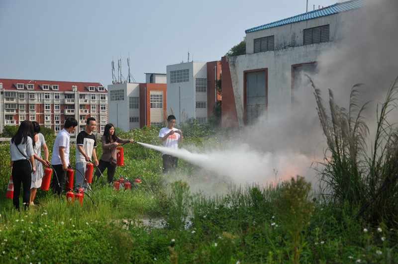 让绿色拥抱大地,让火灾远离校园----海洋与食品学院开展学生消防演练